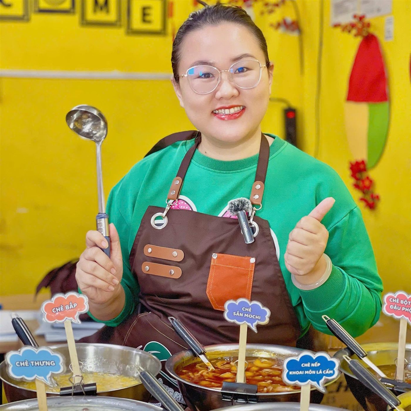 Chị Phạm Thị Minh Hằng tại quầy chè HAMICHEE