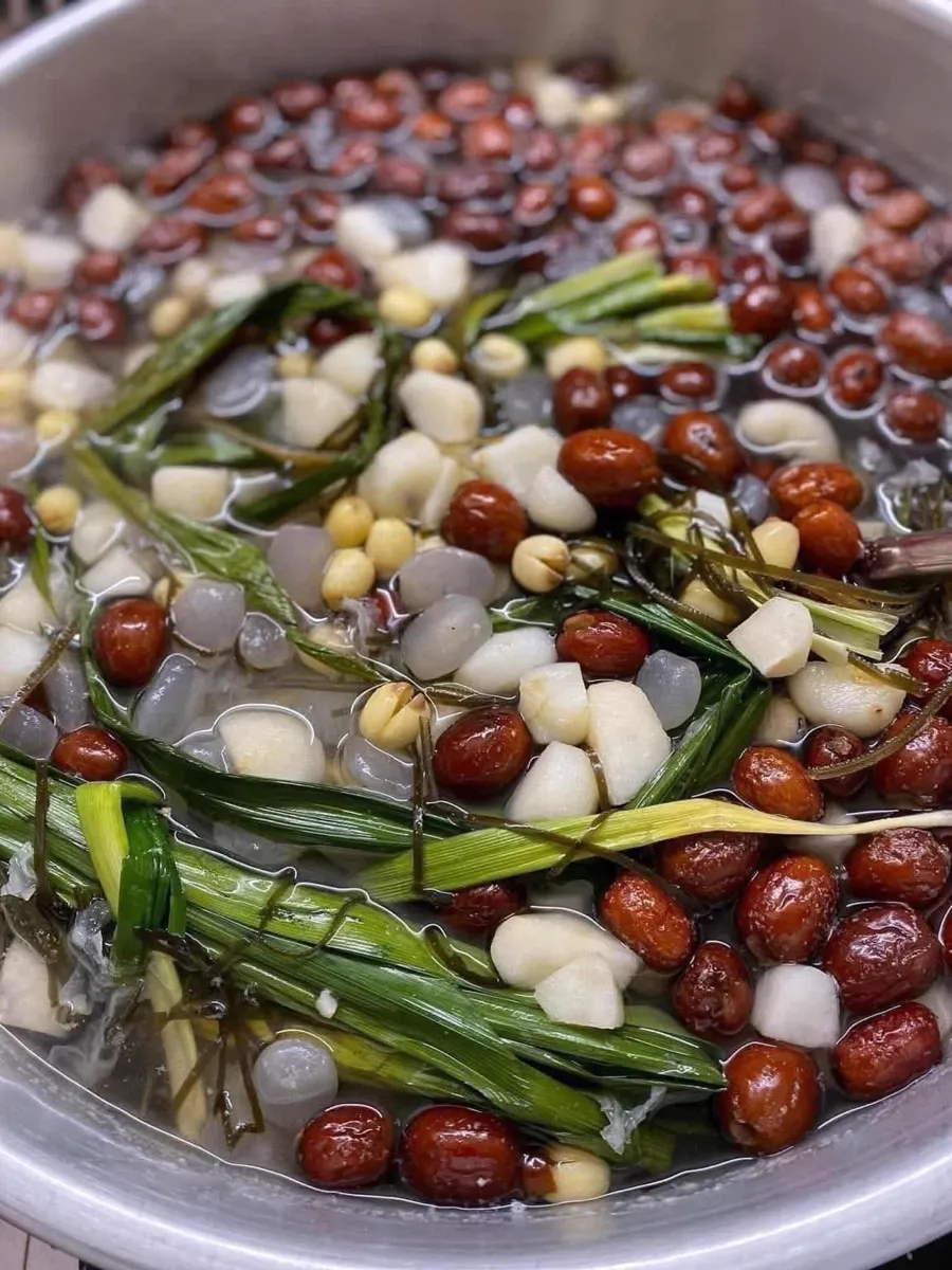 Nồi chè hạt đác củ năng hạt sen táo đỏ nấu đường phèn với lá dứa tại bếp HAMICHEE Nha Trang