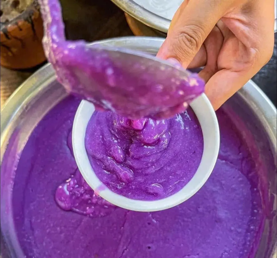 Chè khoai tím nấu mềm, màu tím tự nhiên của khoai, ở quán chè HAMICHEE Nha Trang