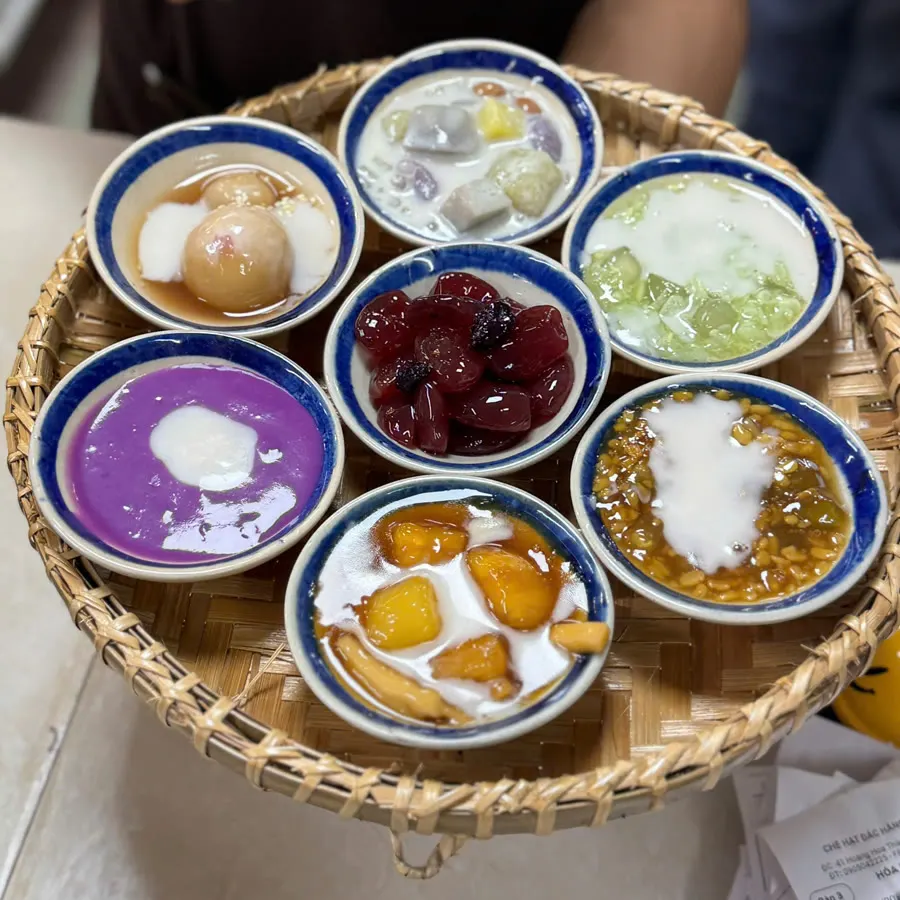 Chè mâm Hami 89.000đ cho 2 đến 3 người: 6 chén chè và 1 chén topping hạt đác rim trên mâm tre