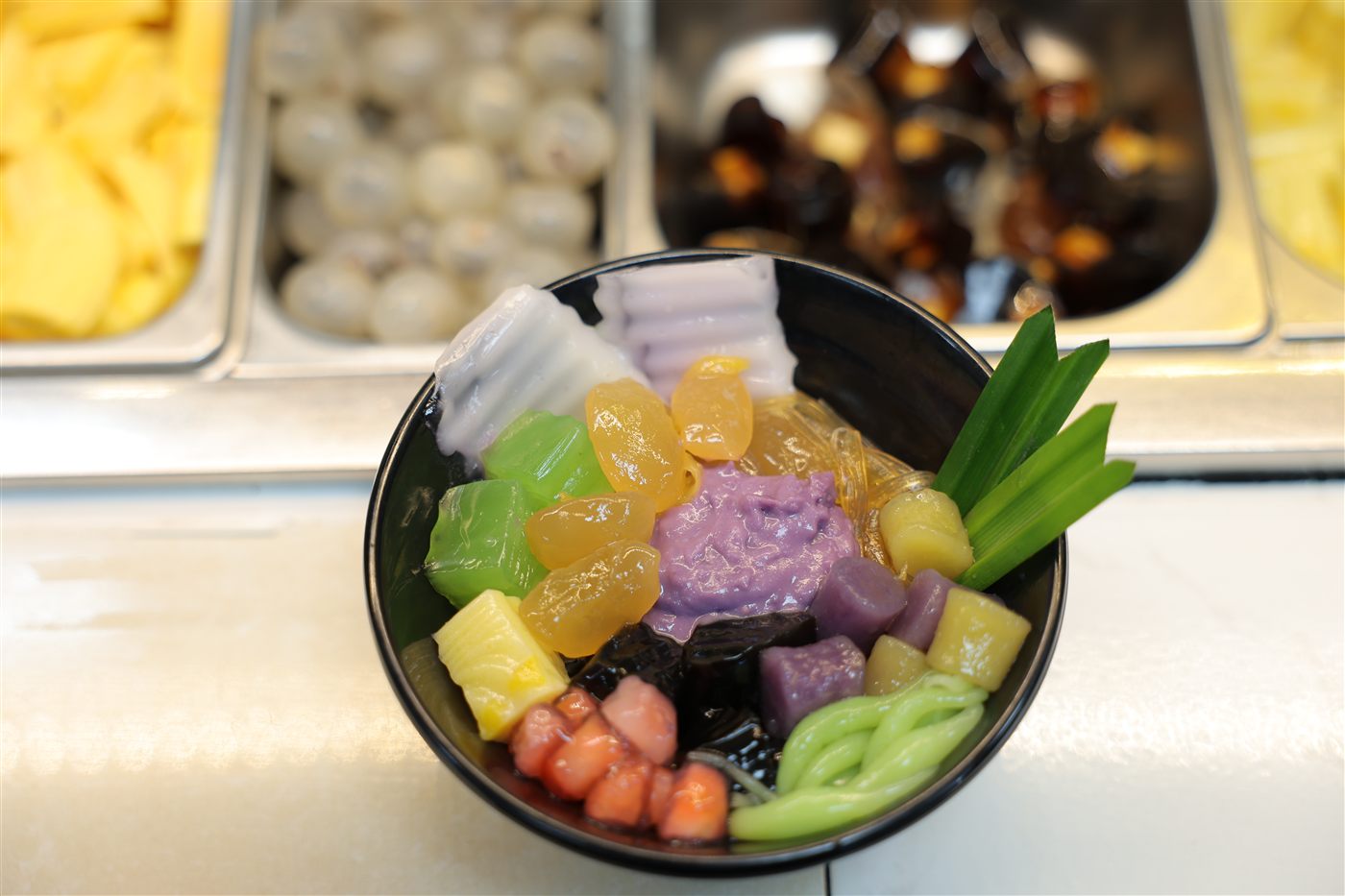 Chè thập cẩm bên quầy topping nhà làm