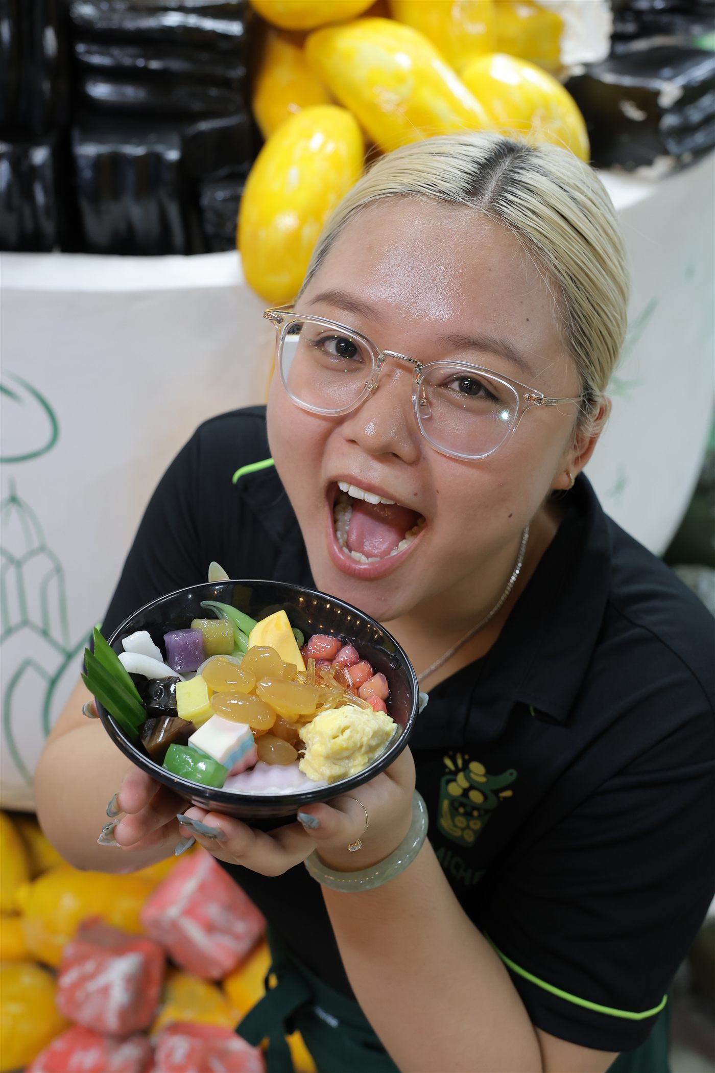 Nhân viên HAMICHEE với tô chè