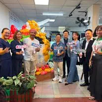 Khách chụp ảnh trước tô chè khổng lồ