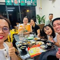 Nhóm khách selfie bên mâm chè tại quán