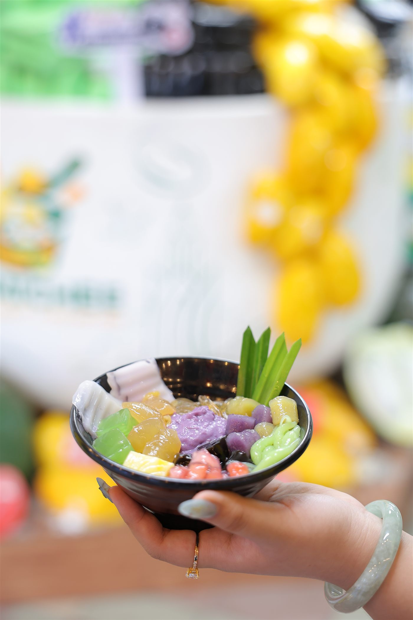 Trên tay một tô chè thập cẩm