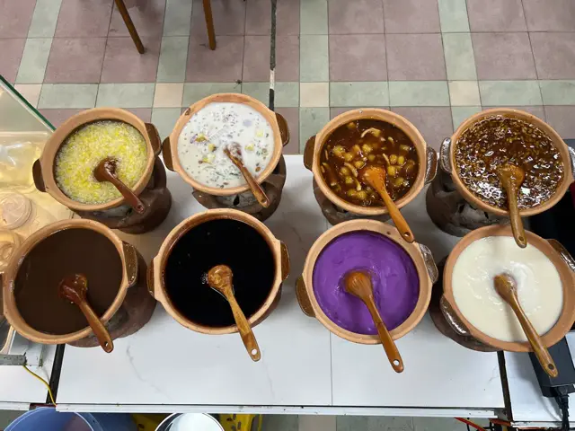 Tám thố đất chè nóng với muôi gỗ dừa ở quán HAMICHEE