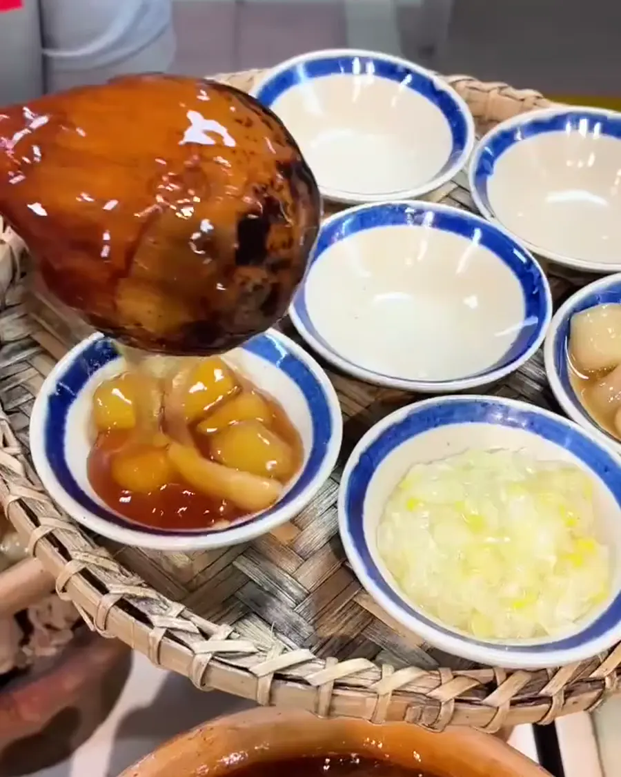Mâm chè truyền thống trên mẹt tre với các chén chè chan nước cốt dừa ở HAMICHEE Nha Trang