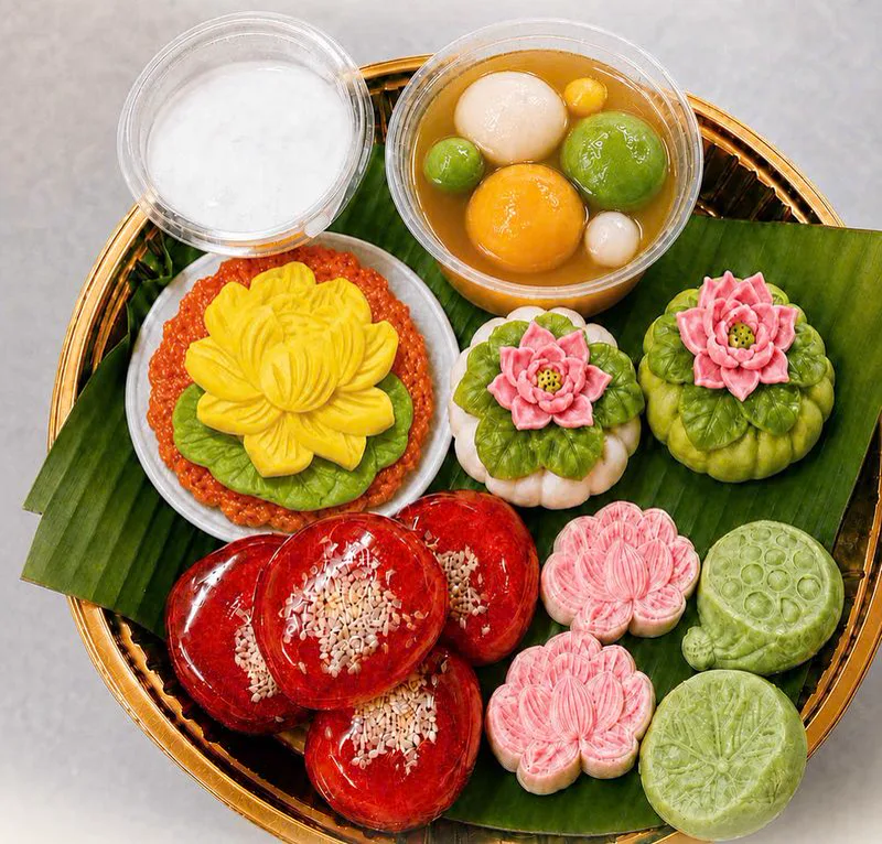 Mâm Ngũ Phúc Liên Hoa HAMICHEE: xôi gấc, bánh bao cốm, chè trôi nước, bánh dẻo đài sen, bánh xu xuê tạo hình hoa sen